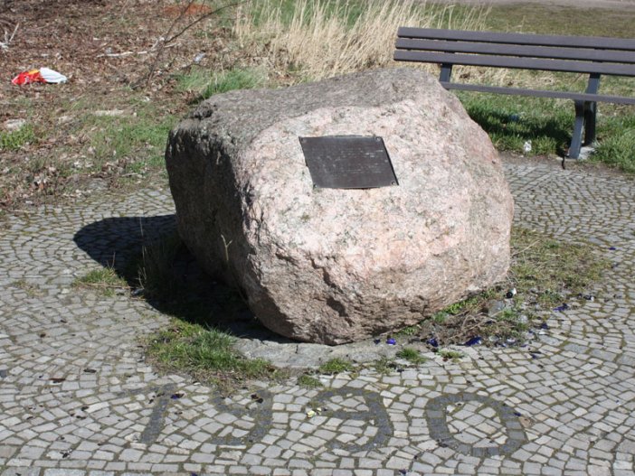Gedenkstein zur Erinnerung an die von Großziethener Bürgern erzwungene Öffnung der DDR-Grenze zwischen Großziethen und Berlin-Neukölln am 3. Januar 1990; Aufnahme 2015