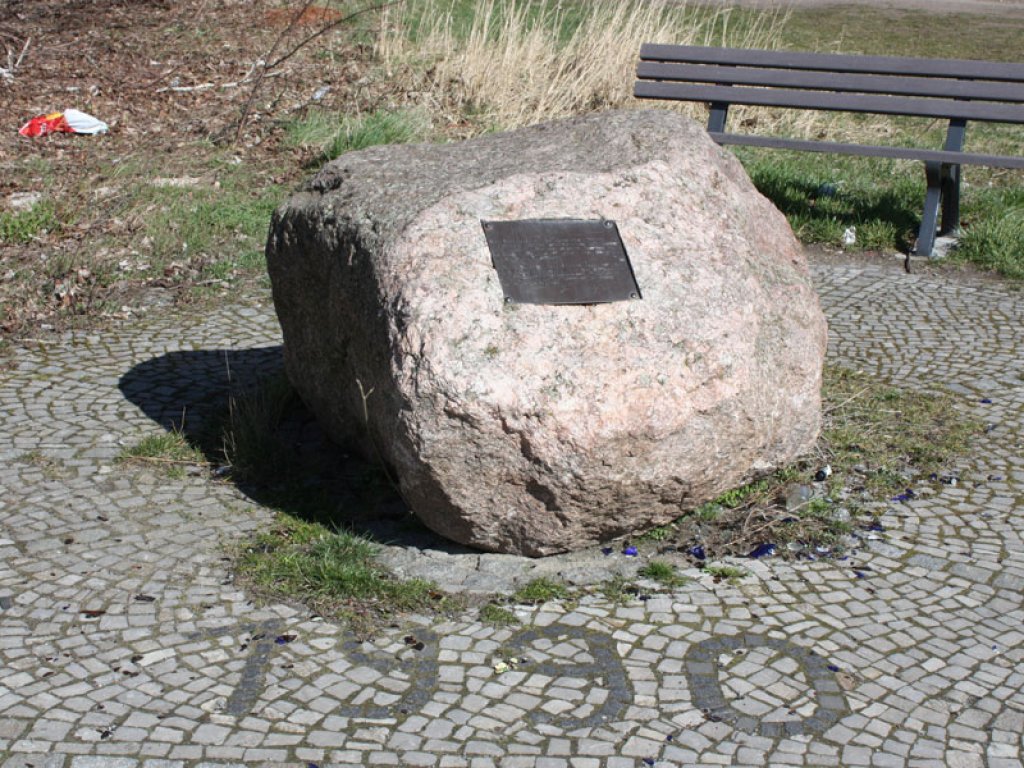 Gedenkstein zur Erinnerung an die von Großziethener Bürgern erzwungene Öffnung der DDR-Grenze zwischen Großziethen und Berlin-Neukölln am 3. Januar 1990; Aufnahme 2015 Gedenkstein zur Erinnerung an die von Großziethener Bürgern erzwungene Öffnung der DDR-Grenze zwischen Großziethen und Berlin-Neukölln am 3. Januar 1990; Aufnahme 2015