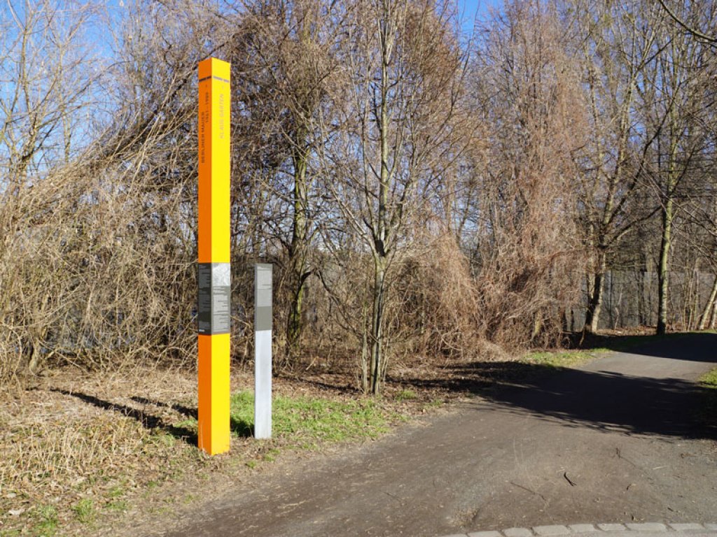 Gedenkstele für Klaus Garten, der am 18. August 1965 bei einem Fluchtversuch erschossen wurde,  am Ufer des Teltowkanals in der Paul-Gerhardt-Straße in Teltow-Seehof; Aufnahme 2015  Gedenkstele für Klaus Garten, der am 18. August 1965 bei einem Fluchtversuch erschossen wurde,  am Ufer des Teltowkanals in der Paul-Gerhardt-Straße in Teltow-Seehof; Aufnahme 2015