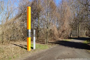 Gedenkstele für Klaus Garten, der am 18. August 1965 bei einem Fluchtversuch erschossen wurde,  am Ufer des Teltowkanals in der Paul-Gerhardt-Straße in Teltow-Seehof; Aufnahme 2015