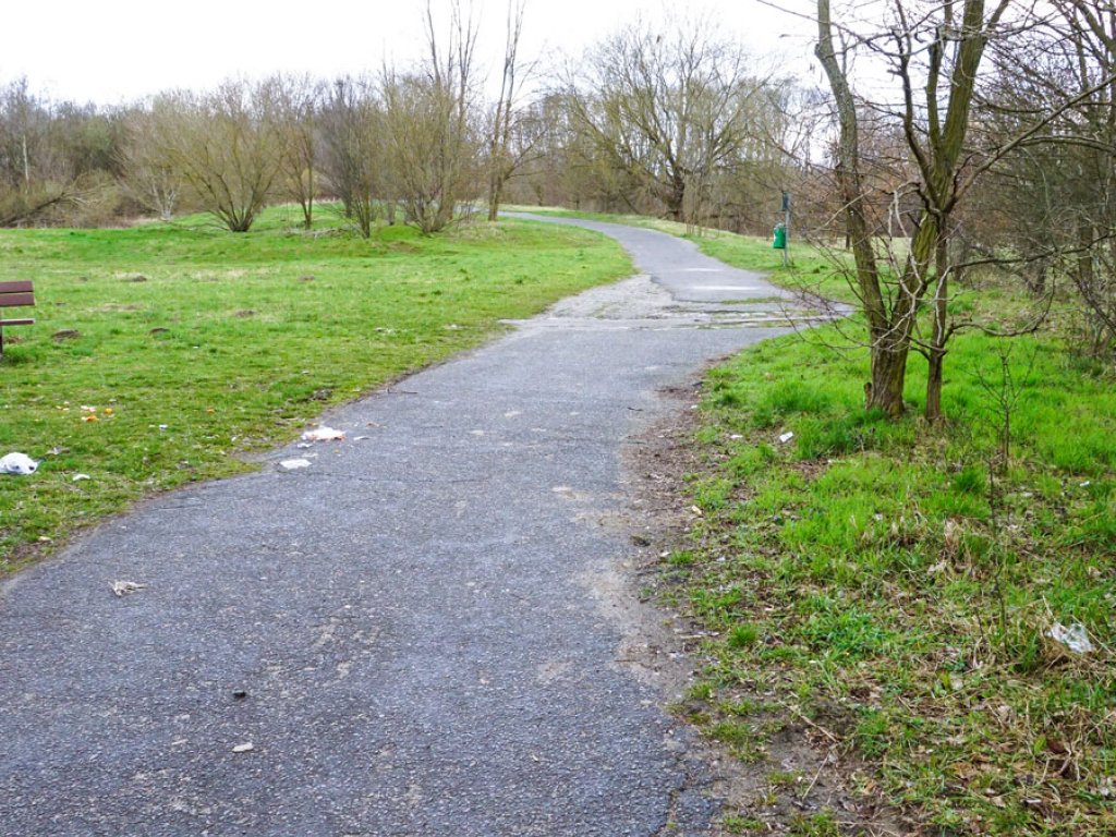 Zufahrtsweg der Grenztruppen in den Todesstreifen der DDR-Grenzanlagen in Teltow; Aufnahme 2015