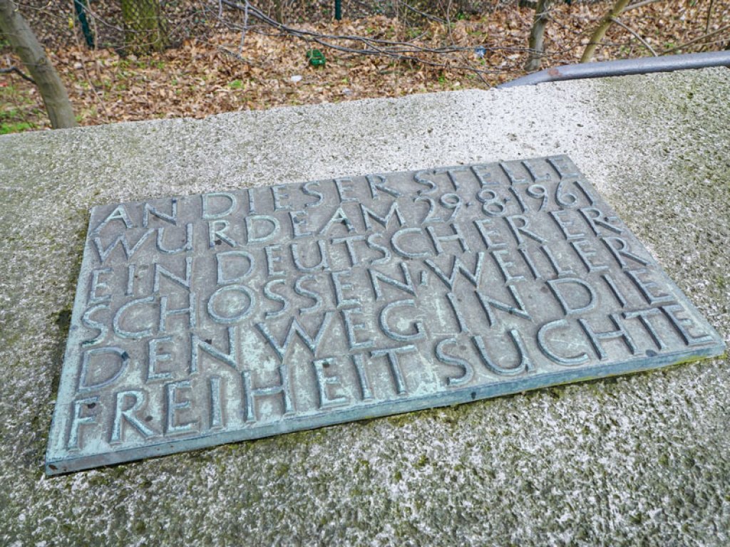 Inschrift des Gedenksteines für Roland Hoff, der am 29. August 1961 bei einem Fluchtversuch erschossen wurde, in Berlin-Lichterfelde; Aufnahme 2015