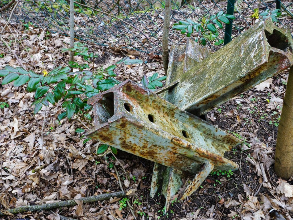 Panzersperren am ehemaligen NVA-Truppenübungsplatz in Stahnsdorf, wie sie vom Herbst 1961 bis 1989 auch an verschiedenen Stellen der Berliner Mauer eingesetzt wurden (4); Aufnahme 2015