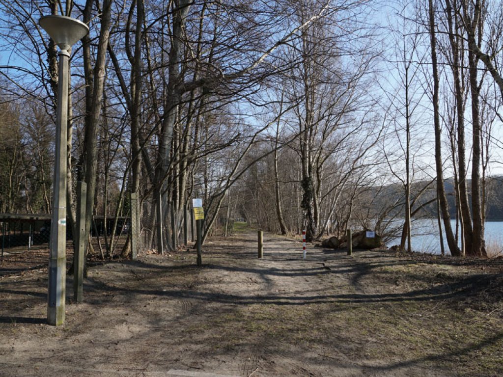 Betonpfosten eines Sicherungszaunes der DDR-Grenzanlagen auf der Halbinsel Meedehorn bei Sacrow; Aufnahme 2015