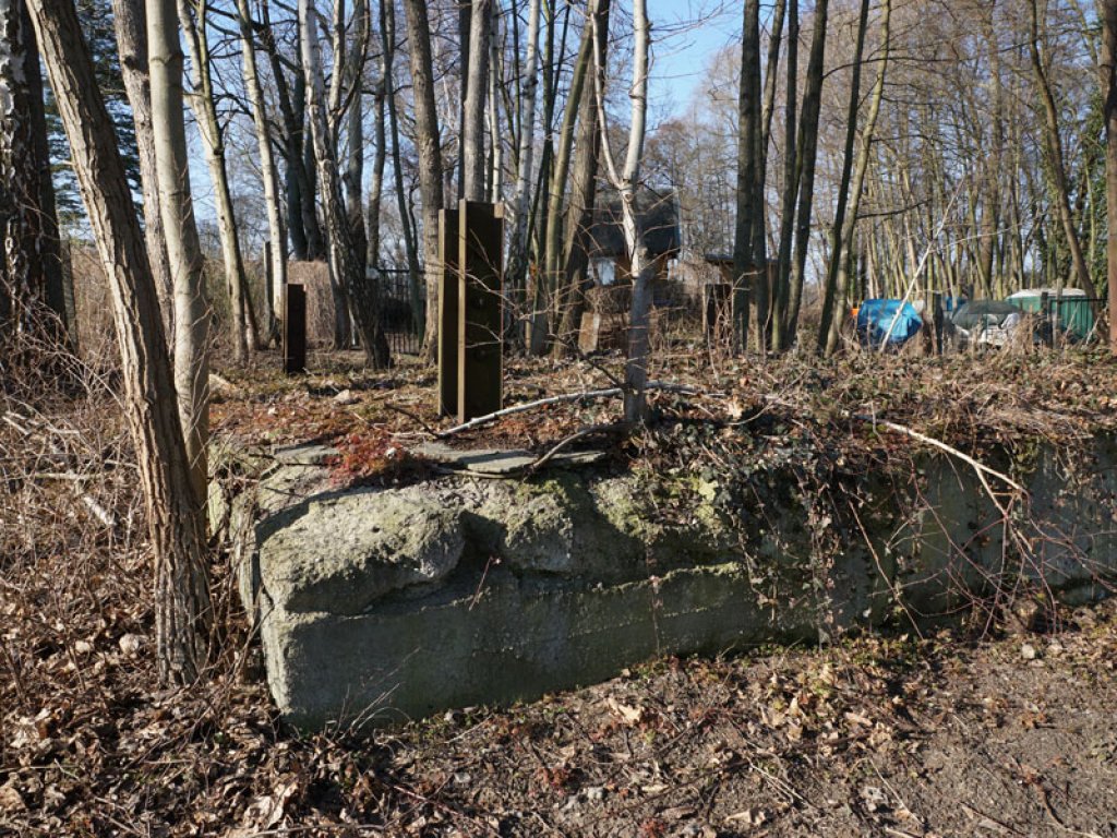 Fundamentreste eines Wachturmes der DDR-Grenztruppen auf der Halbinsel Meedehorn bei Sacrow (2); Aufnahme 2015