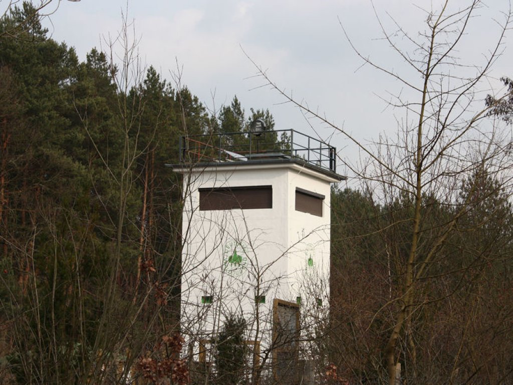 Führungsstelle Bergfelde der DDR-Grenztruppen, jetzt Naturschutzturm und Sitz der Deutschen Waldjugend; Aufnahme 2016