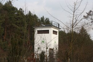 Führungsstelle Bergfelde der DDR-Grenztruppen, jetzt Naturschutzturm und Sitz der Deutschen Waldjugend; Aufnahme 2016
