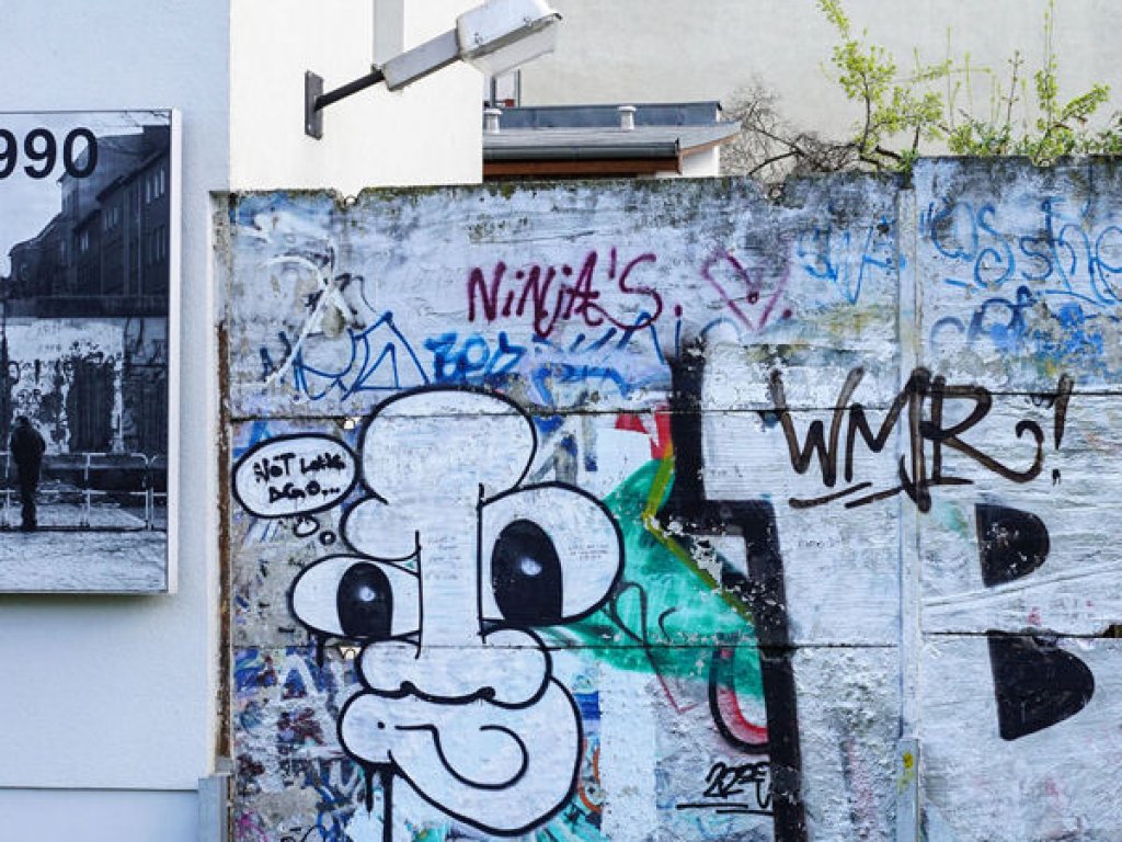 Hinterlandsicherungsmauer und Lampe zur Ausleuchtung des grenznahen Bereichs auf dem Gedenkstättenareal an der Bernauer/Ecke Brunnenstraße; Aufnahme 2015