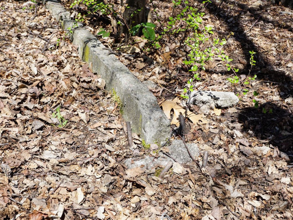 Reste der Grenzmauer der "3. Generation" im Park am Nordbahnhof an der Gartenstraße; Aufnahme 2015