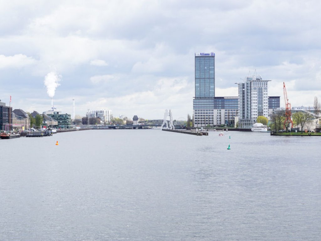 Wasser-Sperranlagen im Osthafen vor der Skulptur "Molecule Man" von Jonathan Borofsky und den Treptowers; Aufnahme 2015
