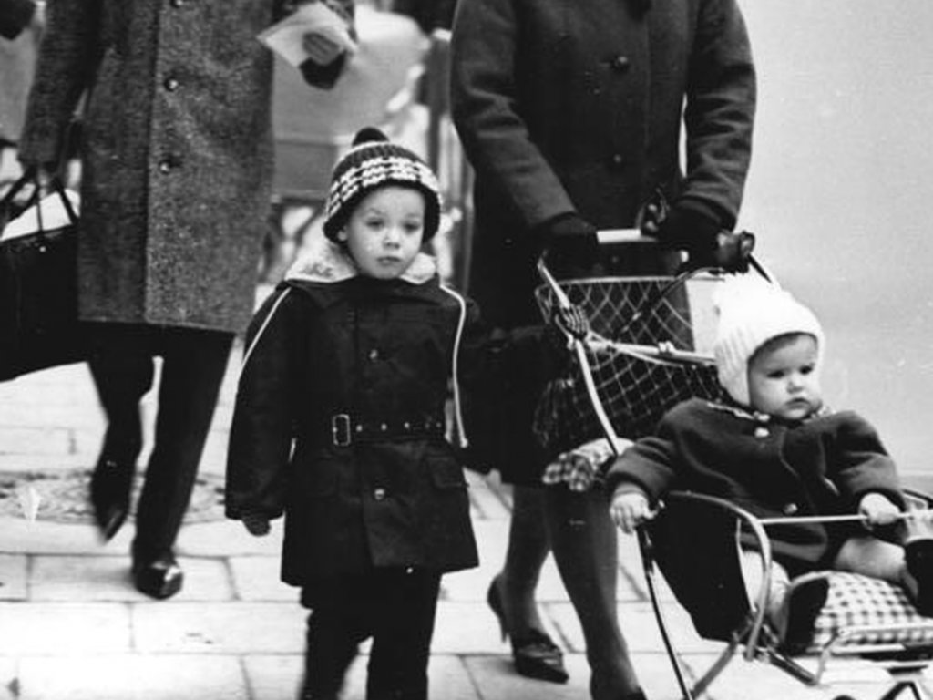 West-Berliner Familie reist nach Ost-Berlin ein, um im Zuge des Passierscheinabkommens Angehörige zu besuchen; Aufnahme 31. Oktober 1964