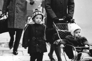 West-Berliner Familie reist nach Ost-Berlin ein, um im Zuge des Passierscheinabkommens Angehörige zu besuchen; Aufnahme 31. Oktober 1964