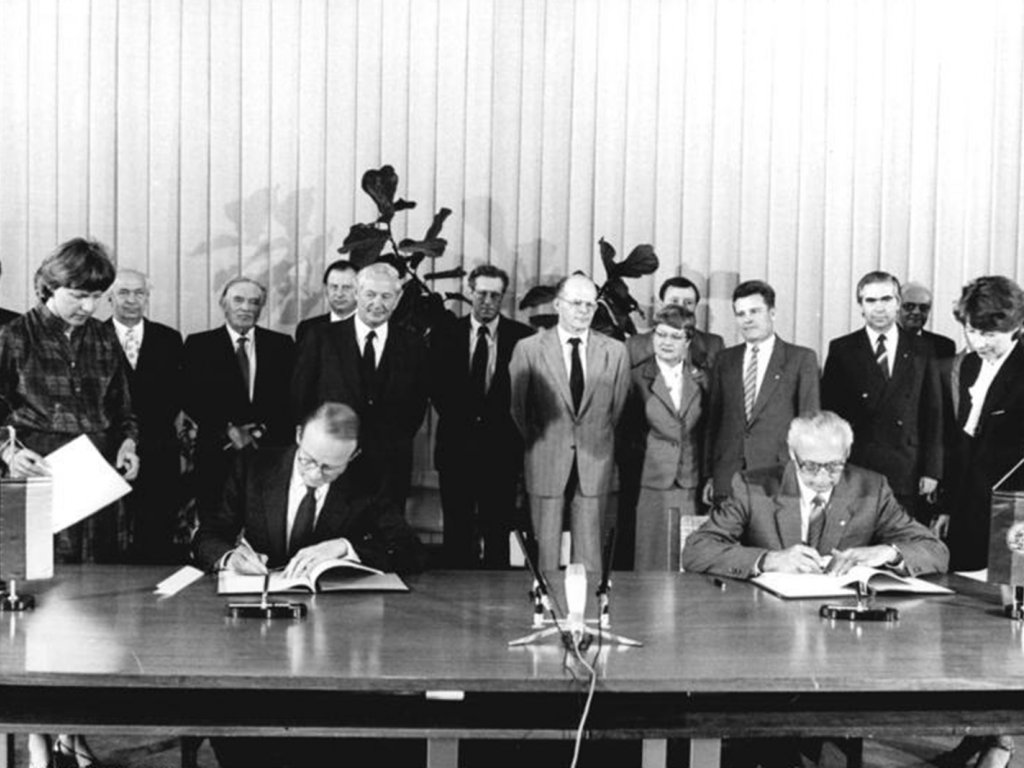 Dr. Hans Otto Bräutigam, Leiter der Ständigen Vertretung der Bundesrepublik in der DDR, und Kurt Nier, Stellvertreter des DDR-Ministers für Auswärtige Angelegenheiten (v. l. n. r.) unterschreiben ein Kulturabkommen zwischen der Bundesrepublik und der DDR in Ost-Berlin; Aufnahme 6. Mai 1986