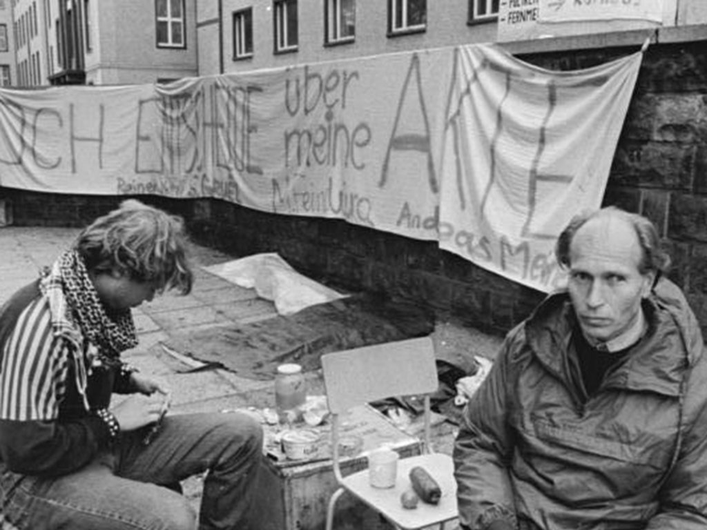 Mahnwache vor dem ehemaligen Stasi-Gebäude in Dresden: Solidarisierung mit den Zielen der Berliner Besetzer und Aufruf zu einer Neuauflage der Dresdner Montags-Demo; Aufnahme 12. September 1990