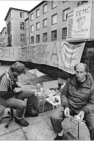 Mahnwache vor dem ehemaligen Stasi-Gebäude in Dresden: Solidarisierung mit den Zielen der Berliner Besetzer und Aufruf zu einer Neuauflage der Dresdner Montags-Demo; Aufnahme 12. September 1990
