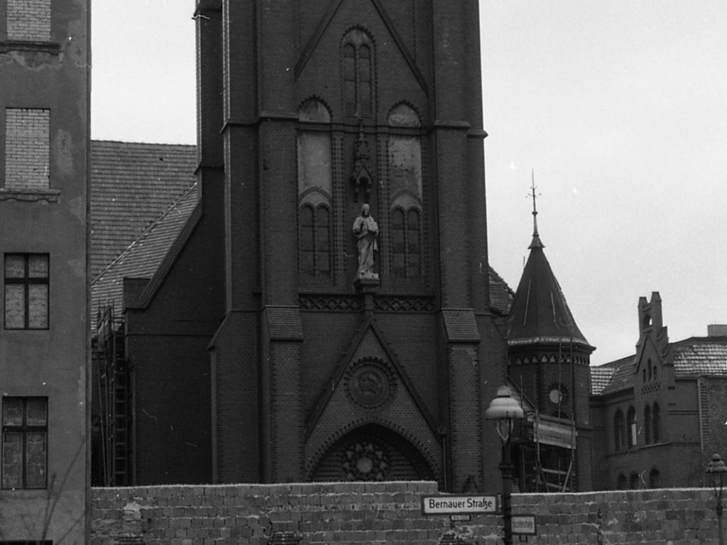 Der zugemauerte Eingang zur Versöhnungskirche in der Bernauer Straße; Aufnahmedatum unbekannt