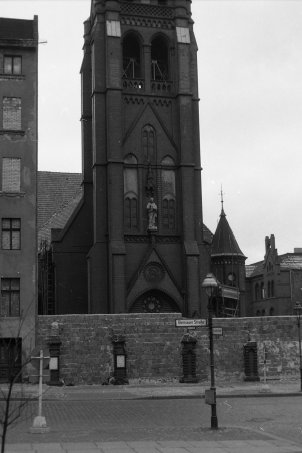 Der zugemauerte Eingang zur Versöhnungskirche in der Bernauer Straße; Aufnahmedatum unbekannt