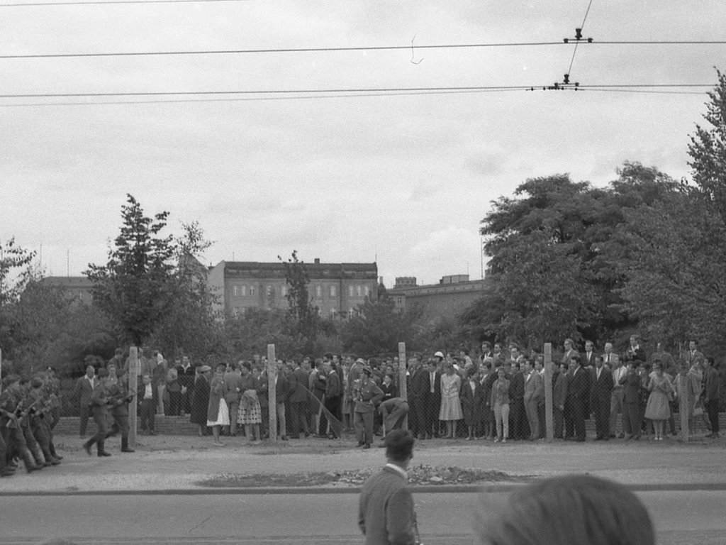 Andere bleiben auf der Ost-Berliner Seite zurück und werden von den DDR-Grenzposten zurückgedrängt; Aufnahme 13. August 1961
