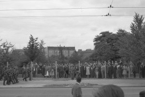 Andere bleiben auf der Ost-Berliner Seite zurück und werden von den DDR-Grenzposten zurückgedrängt; Aufnahme 13. August 1961