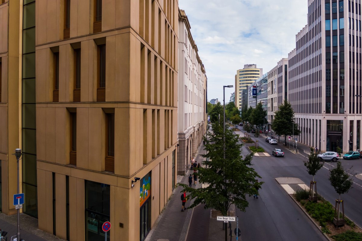 Stresemannstraße, unweit des Potsdamer Platzes neu errichtetes Gebäude links: Bundesumweltministerium)