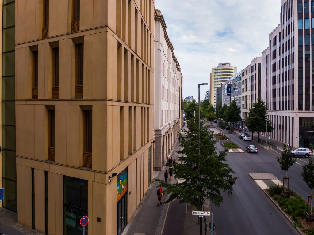 Stresemannstraße, unweit des Potsdamer Platzes Stresemannstraße, unweit des Potsdamer Platzes neu errichtetes Gebäude links: Bundesumweltministerium)