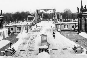 Grenzübergang Glienicker Brücke, Blick von der Potsdamer Seite in Richtung Berlin-Zehlendorf, Aufnahme 1980er Jahre