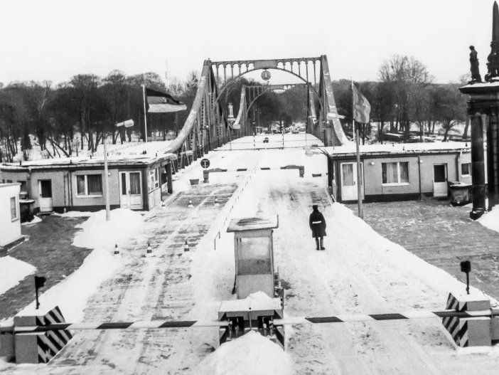 Grenzübergang Glienicker Brücke, Blick von der Potsdamer Seite in Richtung Berlin-Zehlendorf, Aufnahme 1980er Jahre