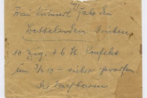 „Frau Kuhnert, ich habe den Bettelnden drüben 10 Zig.[aretten] + 6 St. Konfekt um ¾ 10 – rüber geworfen. Die Nachbarin.“