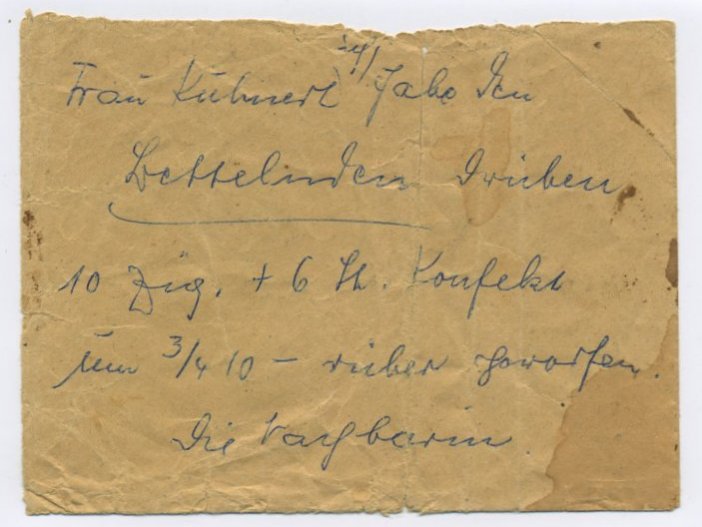 „Frau Kuhnert, ich habe den Bettelnden drüben 10 Zig.[aretten] + 6 St. Konfekt um ¾ 10 – rüber geworfen. Die Nachbarin.“