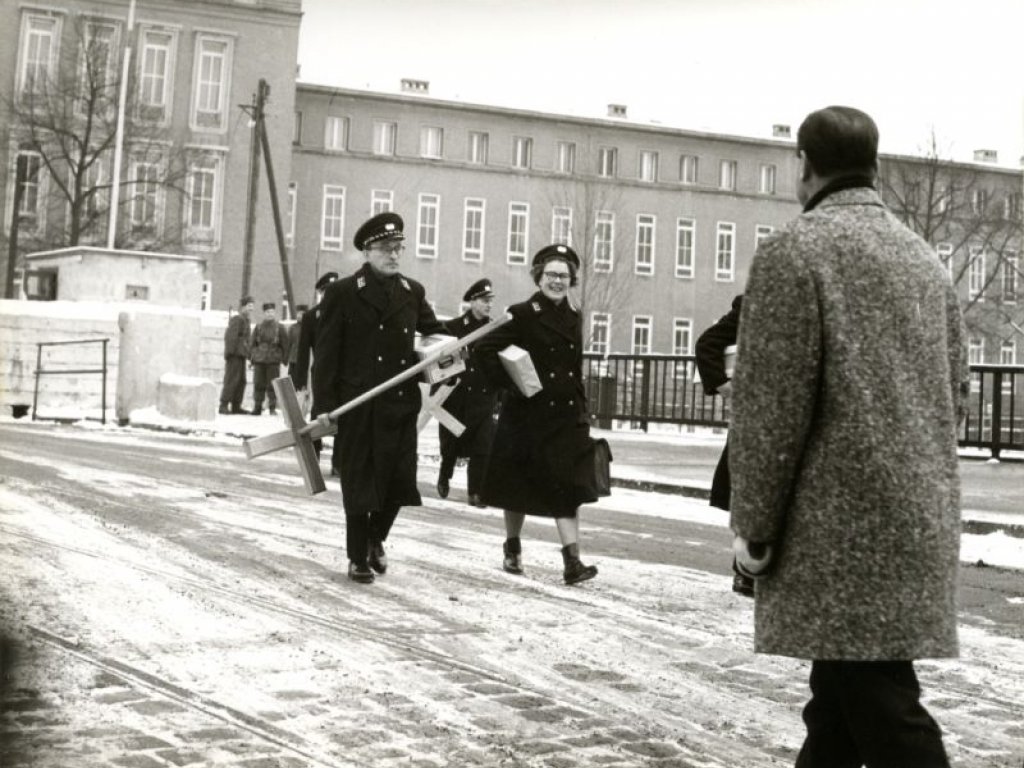 Passierscheinabkommen Angestellte der Ost-Berliner Post überqueren den Grenzübergang Invalidenstraße. Darunter waren auch Mitarbeiter der Staatssicherheit, die zur Überwachung der Passierscheinvergabe nach West-Berlin geschickt wurden, Dezember 1963