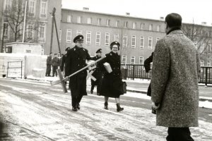 Angestellte der Ost-Berliner Post überqueren den Grenzübergang Invalidenstraße. Darunter waren auch Mitarbeiter der Staatssicherheit, die zur Überwachung der Passierscheinvergabe nach West-Berlin geschickt wurden, Dezember 1963
