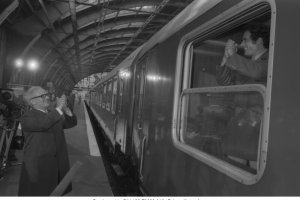 Erich Honecker verabschiedet Muammar el Ghaddafi nach seinem Berlin-Besuch am Ostbahnhof, 28. Juni 1978