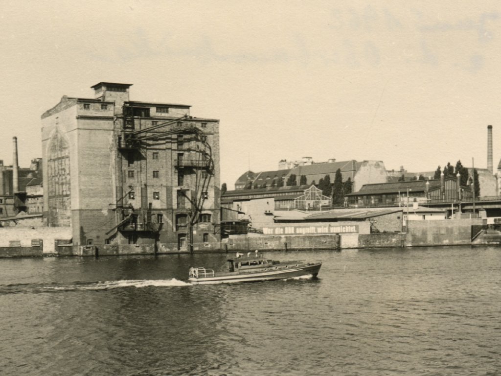 Der Mühlenspeicher mit Blick vom Kreuzberger Spreeufer