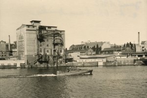 Der Mühlenspeicher mit Blick vom Kreuzberger Spreeufer