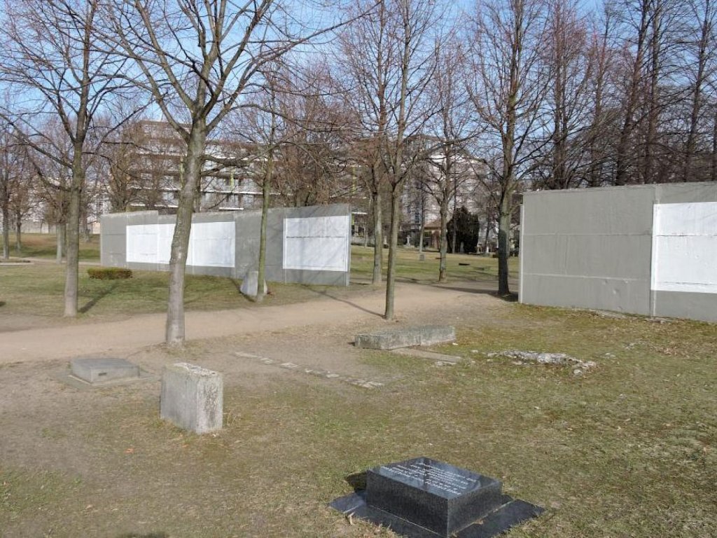 Mauerreste auf dem Invalidenfriedhof