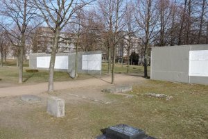 Mauerreste auf dem Invalidenfriedhof