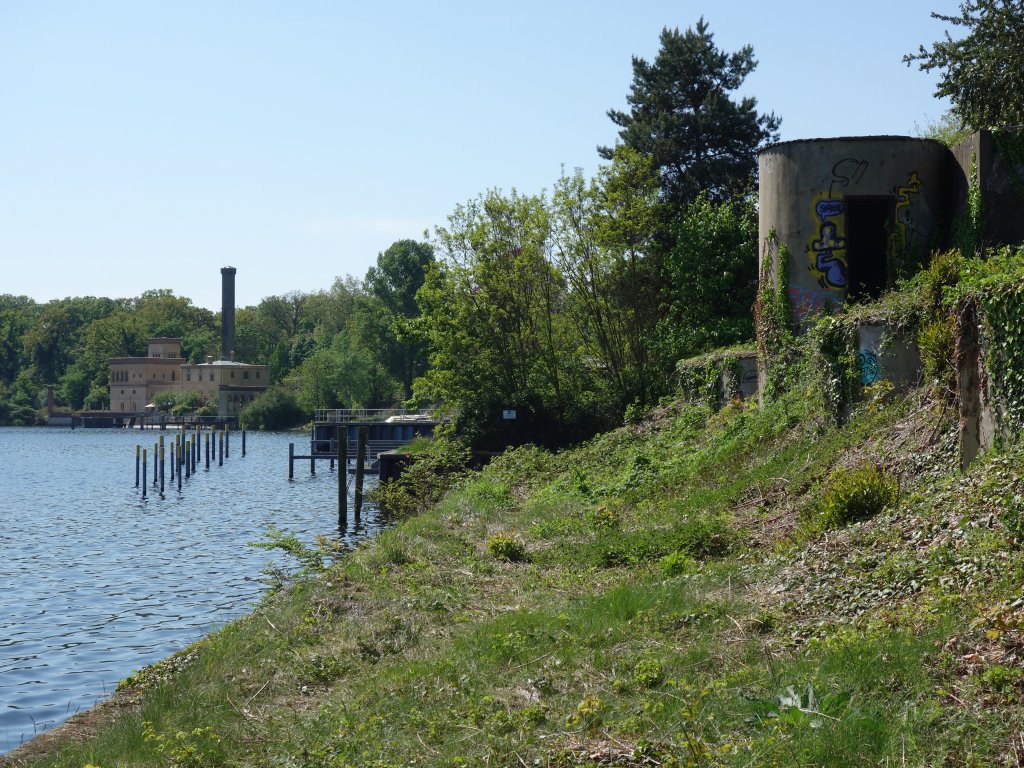 Überreste des Hafens der Bootskompanie und die Meierei im Hintergrund
