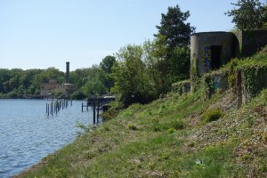 Überreste des Hafens der Bootskompanie und die Meierei im Hintergrund