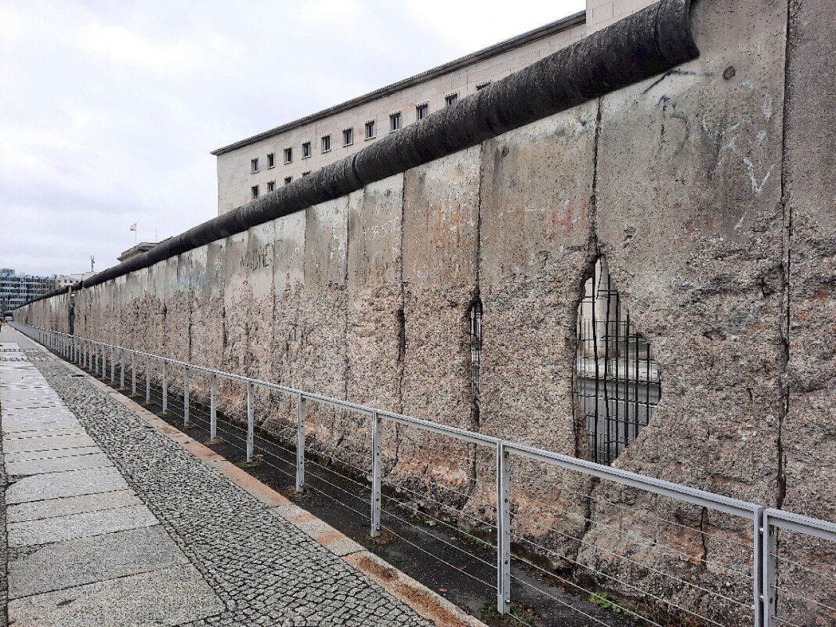 Grenzmauer 75 mit Spuren der Mauerspechte entlang der Niederkirchnerstra&szlig;e