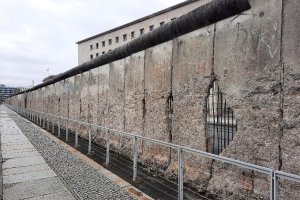 Grenzmauer 75 mit Spuren der Mauerspechte entlang der Niederkirchnerstra&szlig;e