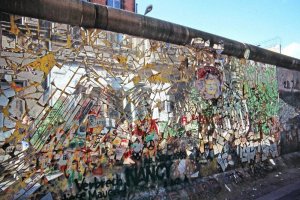 Ein St&uuml;ck der Berliner Mauer ist &uuml;ber und &uuml;ber mit kleinen Spiegelsplittern beklebt.