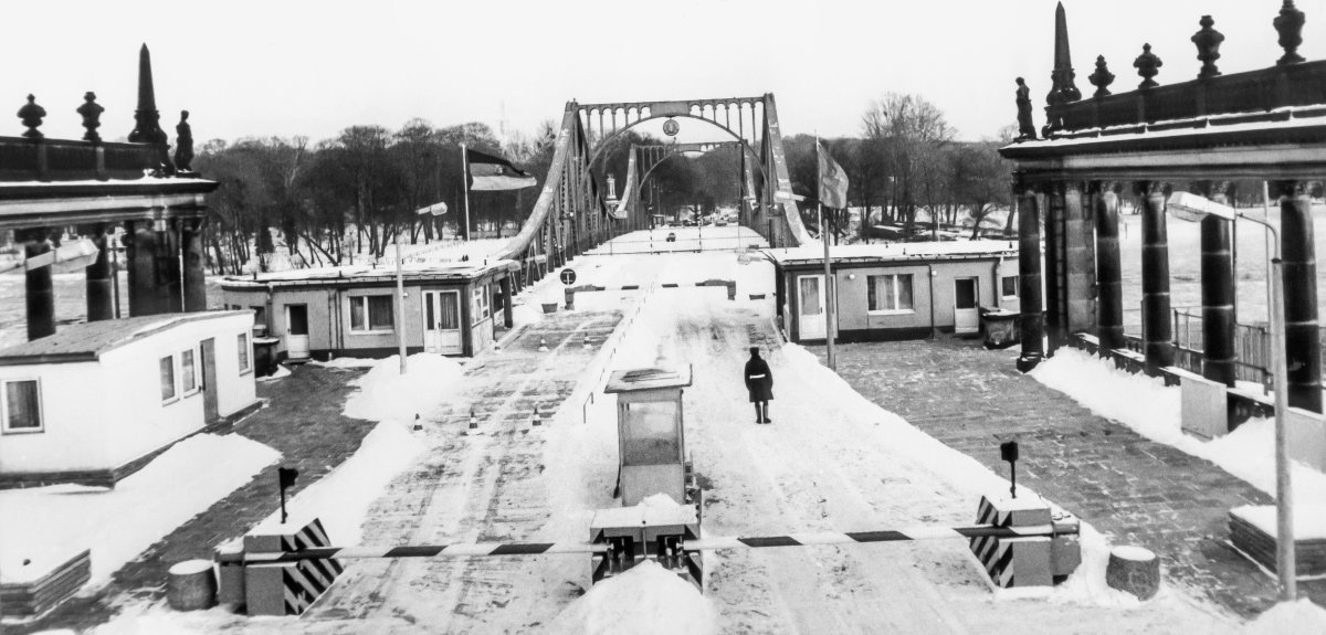 Grenz&uuml;bergang Glienicker Br&uuml;cke, Blick von der Potsdamer Seite in Richtung Berlin-Zehlendorf