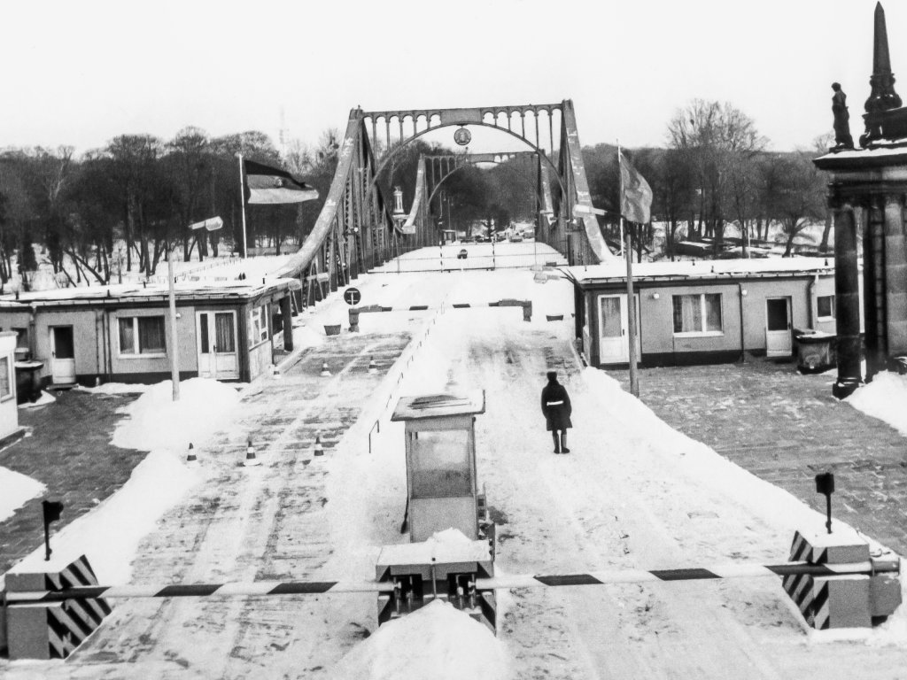 Grenzübergang Glienicker Brücke, Blick von der Potsdamer Seite in Richtung Berlin-Zehlendorf