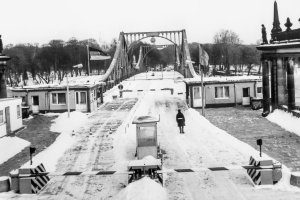 Grenz&uuml;bergang Glienicker Br&uuml;cke, Blick von der Potsdamer Seite in Richtung Berlin-Zehlendorf