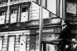 1964: West-Berlins Regierender B&uuml;rgermeister Willy Brandt steht am dritten Jahrestag des Mauerbaus auf einem Aussichts-Podest in der Bernauer Stra&szlig;e und blickt auf den Ostteil der Stadt. Die Bernauer Stra&szlig;e hat Symbolcharakter f&uuml;r die Teilung der Stadt, unter anderem weil hier am 22. August 1961 die erste Mauertote, Ida Siekmann, ums Leben gekommen ist. Willy Brandt wird es in seiner sp&auml;teren Rolle als Bundeskanzler mit seiner &bdquo;Neuen Ostpolitik&ldquo; und dem Credo &bdquo;Wandel durch Ann&auml;herung&ldquo; gelingen, die starre Konfrontation der beiden deutschen Staaten zu l&ouml;sen.
