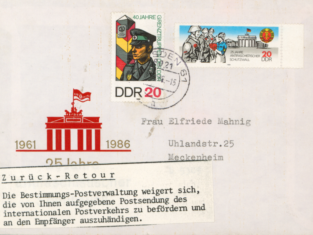 1986: Zum 25. Jahrestag des „antifaschistischen Schutzwalls“ druckt die DDR Schmuckumschläge und Sonderbriefmarken. Solche Briefsendungen wurden von der Westdeutschen Post aus politischen Gründen oft geschwärzt oder abgewiesen. Dieser „Postkrieg “ wurde auch in die andere Richtung geführt : Die DDR-Post schwärzte etwa westdeutsche Briefmarken, die an die ehemals deutschen Gebiete im Osten erinnerten wie die Briefmarke „20 Jahre Vertreibung“.