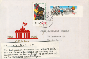 1986: Zum 25. Jahrestag des &bdquo;antifaschistischen Schutzwalls&ldquo; druckt die DDR Schmuckumschl&auml;ge und Sonderbriefmarken. Solche Briefsendungen wurden von der Westdeutschen Post aus politischen Gr&uuml;nden oft geschw&auml;rzt oder abgewiesen. Dieser &bdquo;Postkrieg &ldquo; wurde auch in die andere Richtung gef&uuml;hrt : Die DDR-Post schw&auml;rzte etwa westdeutsche Briefmarken, die an die ehemals deutschen Gebiete im Osten erinnerten wie die Briefmarke &bdquo;20 Jahre Vertreibung&ldquo;.