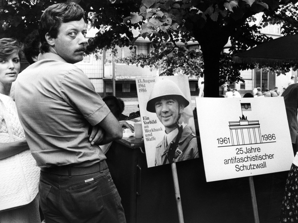 1986: Während einer offiziellen Kundgebung zum 25. Jahrestag des Mauerbaus in Ost-Berlin. Die Bevölkerung sollte sich an den Feierlichkeiten beteiligen. Privater Protest gegen die Mauer ist streng verboten.