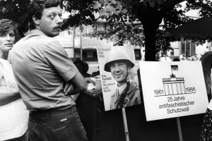1986: W&auml;hrend einer offiziellen Kundgebung zum 25. Jahrestag des Mauerbaus in Ost-Berlin. Die Bev&ouml;lkerung sollte sich an den Feierlichkeiten beteiligen. Privater Protest gegen die Mauer ist streng verboten.