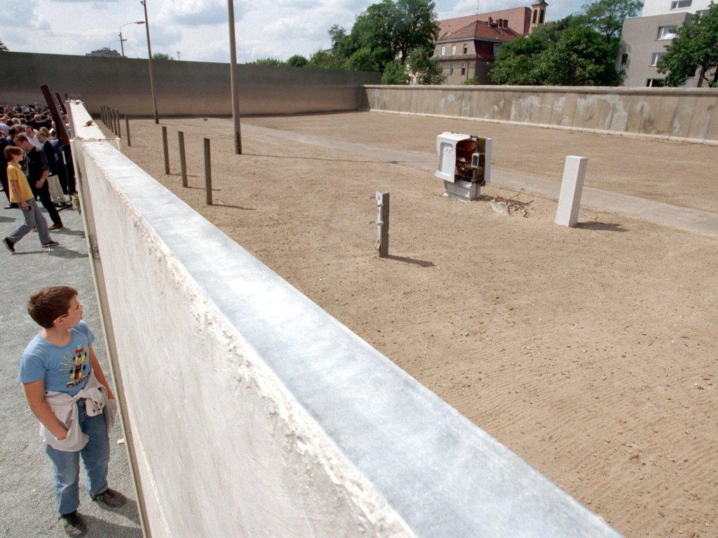 1998: In der Bernauer Straße kann 1990 aufgrund zivilgesellschaftlichen Engagements ein Stück Mauer vor Abrissversuchen bewahrt und unter Denkmalschutz gestellt werden. Am 37. Jahrestag des Mauerbaus findet die Einweihung des Denkmals zur Erinnerung an die geteilte Stadt und die Opfer kommunistischer Gewaltherrschaft statt.